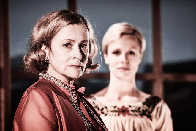 Gunilla Röör (Charlotte) and Kirsti Stubø (Eva). Photo: Petra Hellberg. Gunilla Röör (Charlotte) and Kirsti Stubø (Eva). Photo: Petra Hellberg.