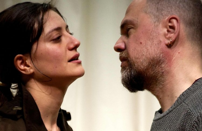 Anna (Georgia Scalliet) och Henrik (Frank Vercruyssen) i enskilt samtal. Foto: Dylan Piaser. Anna (Georgia Scalliet) och Henrik (Frank Vercruyssen) i enskilt samtal.