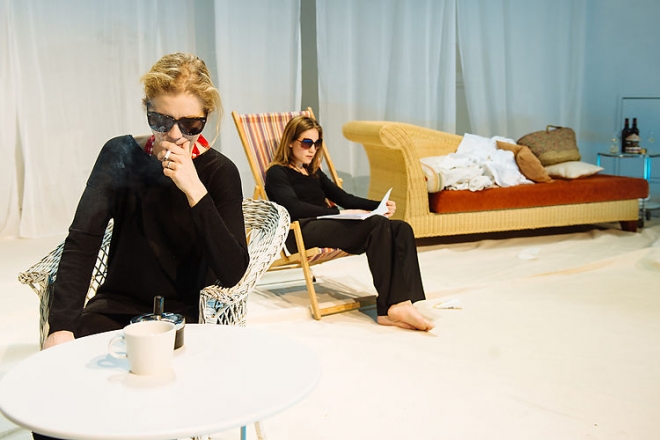 Christiane Warnecke och Sophie Hichert i Persona. Foto: Marco Riebler Christiane Warnecke och Sophie Hichert i Persona. Foto: Marco Riebler
