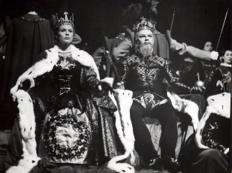 Erik XIV (Toivo Pawlo) och Karin Månsdotter (Bibi Andersson).