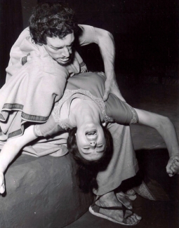 Jakob och Rakel (Max von Sydow och Harriet Andersson) i passionerat samspel. Foto: Skåne reportage © Malmö Operas Arkiv